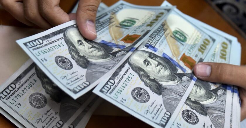 Dólar se estabiliza en el mercado paralelo tras las fiestas de fin de año