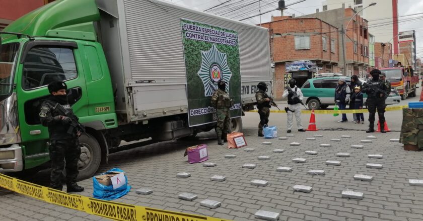 Secuestran más de 50 paquetes de droga que estaban dentro de un camión en La Paz