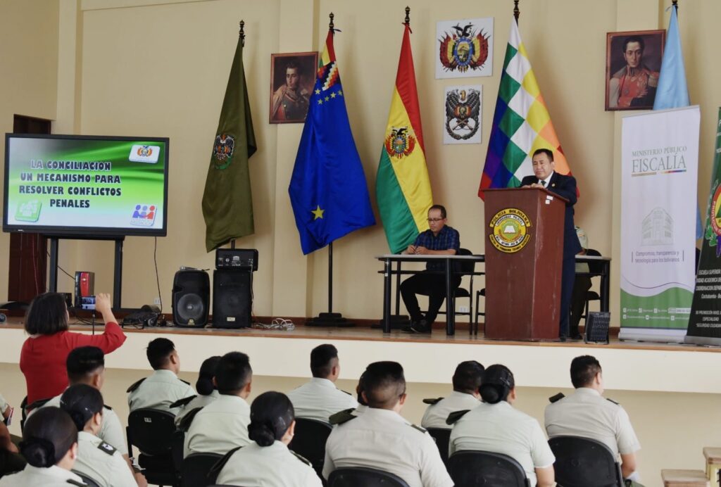 FISCALÍA POLICÍAS CAPACITACIÓN