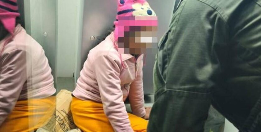 Niña de 9 años es hallada durmiendo en un cajero automático tras huir de su casa por violencia