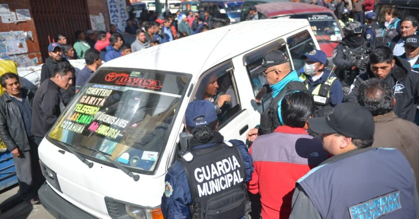 Tensión con el transporte en La Paz: Alcaldía controla tarifa y multa a choferes infractores