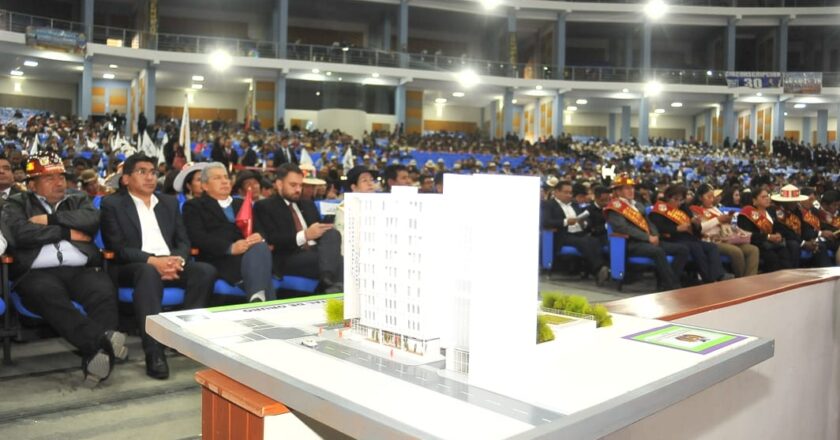 Fiscal Departamental participa de la Sesión de Honor en Conmemoración a los 244 años de Oruro y presenta maqueta del Edificio Fiscal